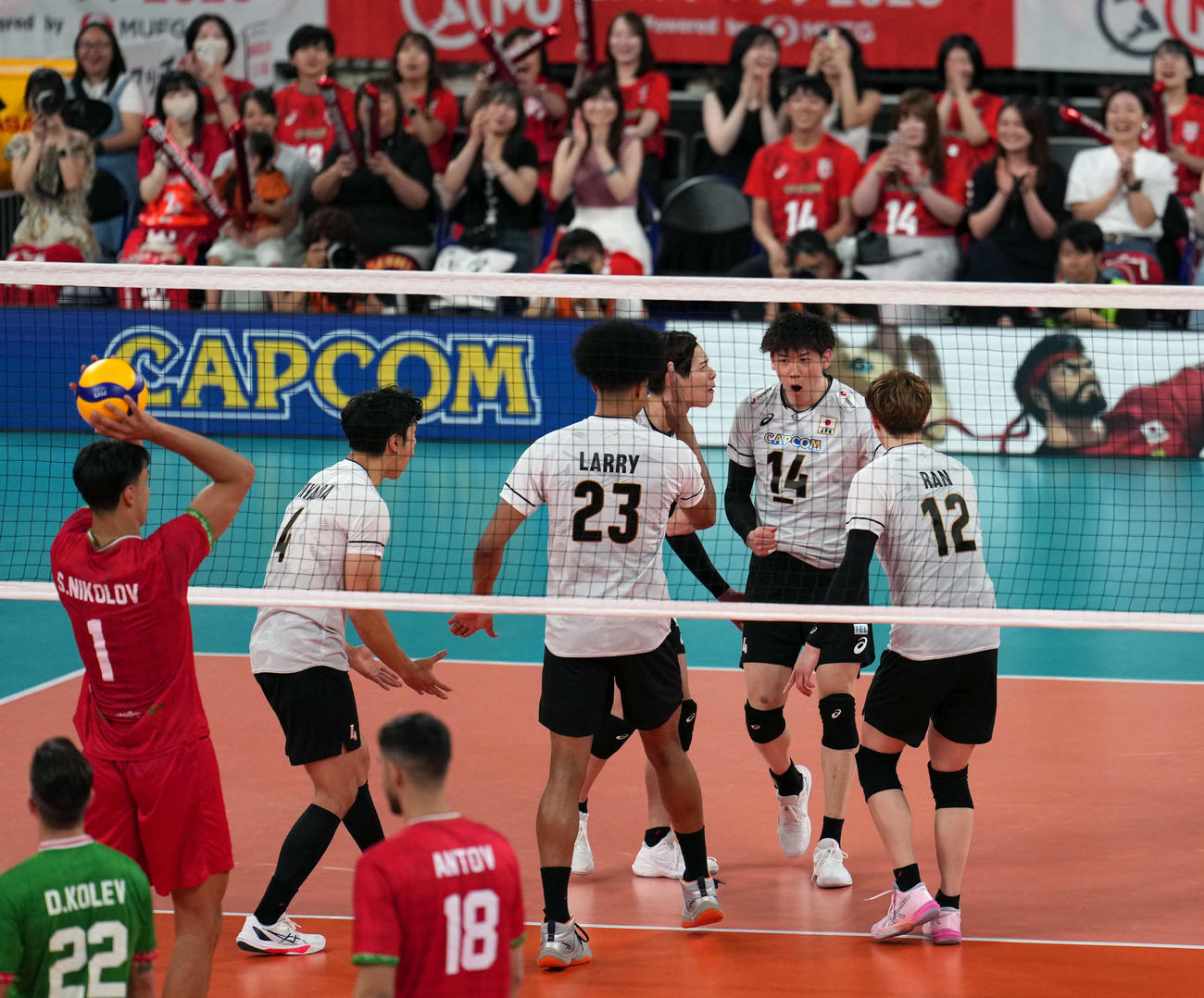 日本対ブルガリア第2セット、サーブが決まり吠える石川祐希（右から2番目）（撮影・小島史椰）