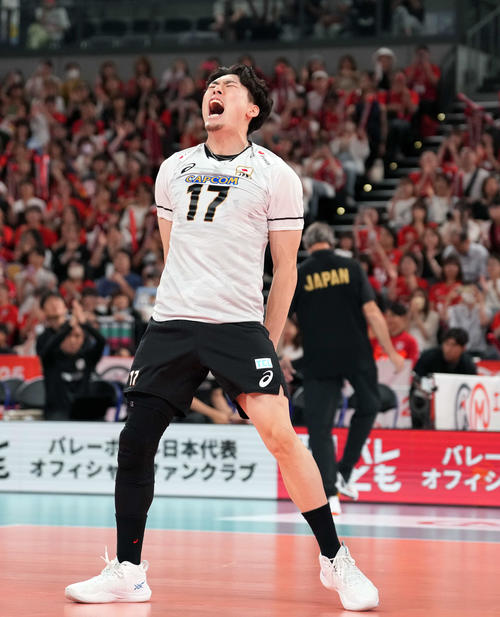 日本対ブルガリア第4セット、スパイクを決め吠える西本（撮影・小島史椰）
