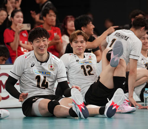 日本対ブルガリア　ブルガリアに勝利し、笑顔でストレッチをする石川（左）と高橋（撮影・小島史椰）