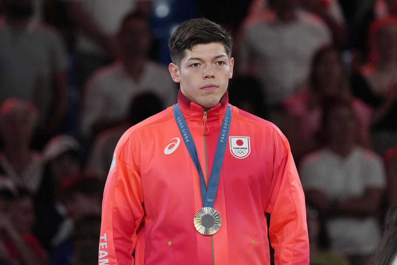 パリ五輪　柔道男子90キロ級表彰式　メダルセレモニーで銀メダルを手にする村尾三四郎（2024年7月31日撮影PNP）