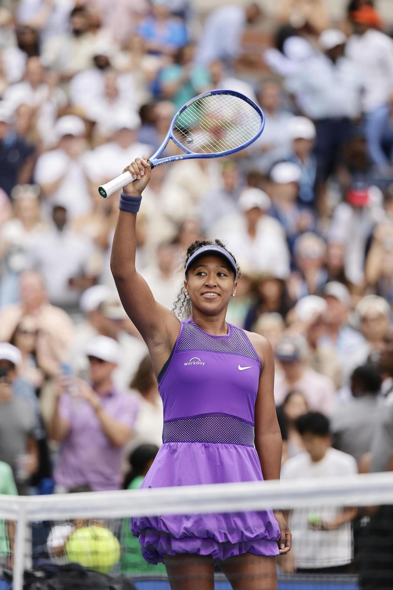 女子シングルス4回戦で勝利し、歓声に応える大坂なおみ＝ニューヨーク（共同）