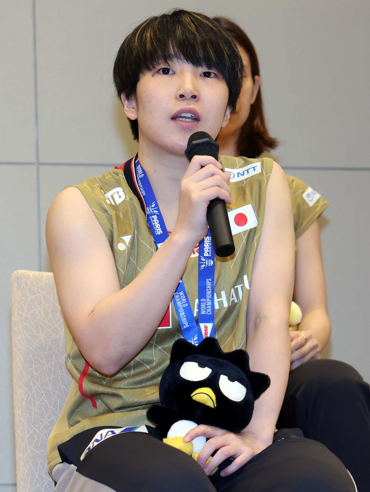 世界バドミントン選手権大会　帰国会見に登壇し、話す山口（撮影・山本朝陽）