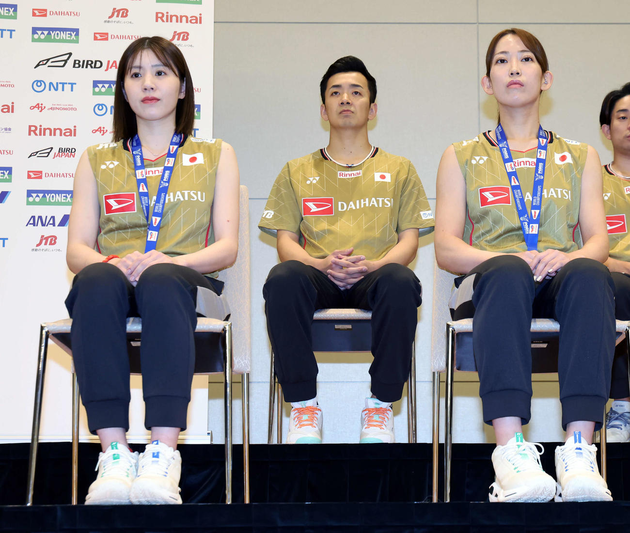 世界バドミントン選手権大会　帰国会見に登壇したシダマツこと志田（左）・松山組（撮影・山本朝陽）