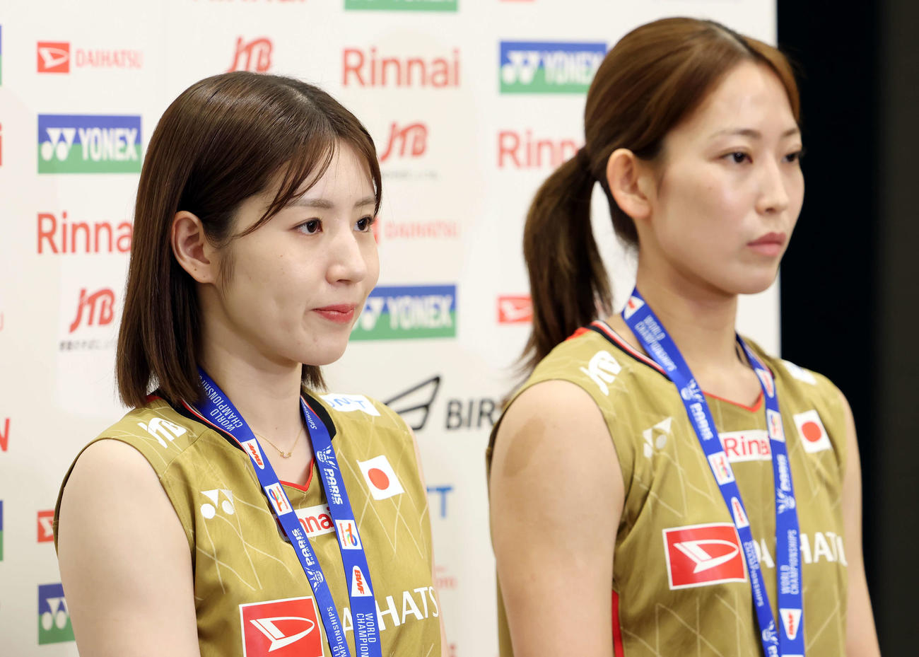 世界バドミントン選手権大会　帰国会見で囲み取材に応じ、質問に答える志田（左）・松山組（撮影・山本朝陽）