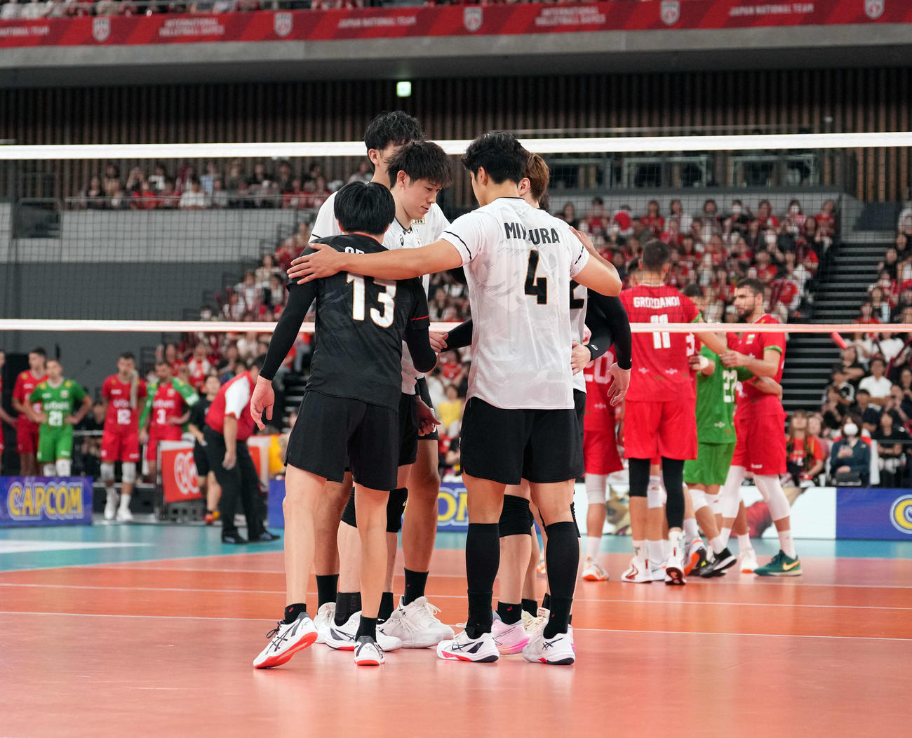日本対ブルガリア　ブルガリアに勝利した日本代表（撮影・小島史椰）