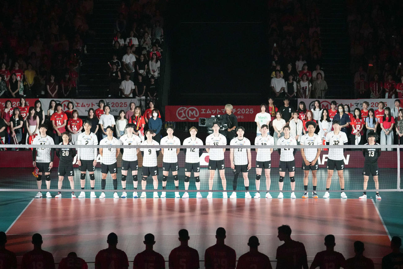 日本対ブルガリア　国歌斉唱する日本代表の選手たち（撮影・小島史椰）