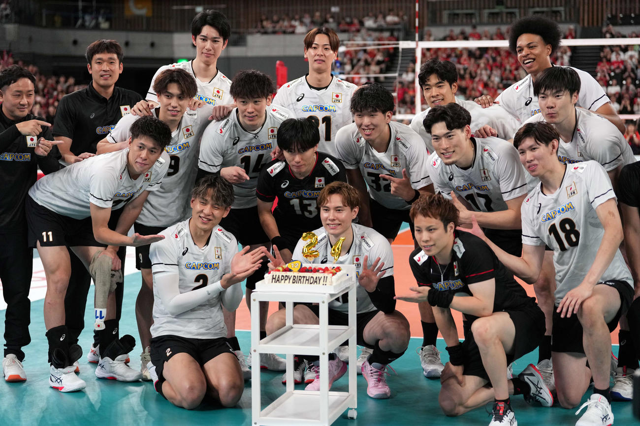 日本対ブルガリア　24歳の誕生日を選手たちに祝ってもらう高橋（撮影・小島史椰）