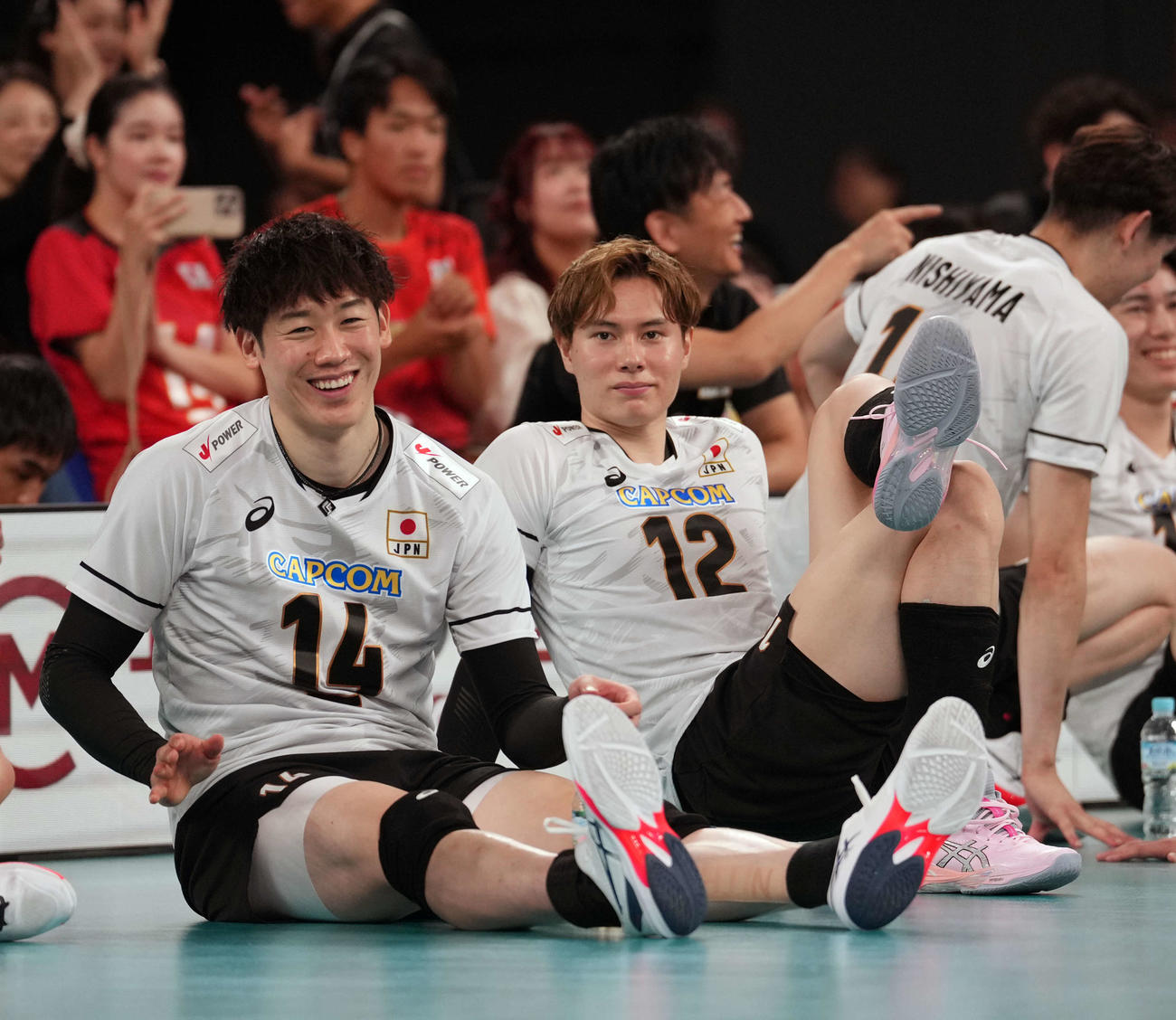 日本対ブルガリア　ブルガリアに勝利し、笑顔でストレッチをする石川（左）と高橋（撮影・小島史椰）