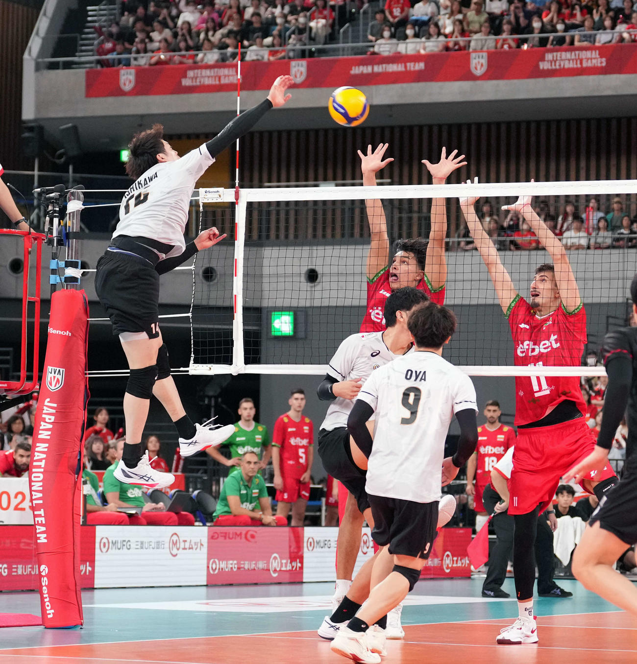 日本対ブルガリア第3セット、スパイクを放つ石川（左）（撮影・小島史椰）