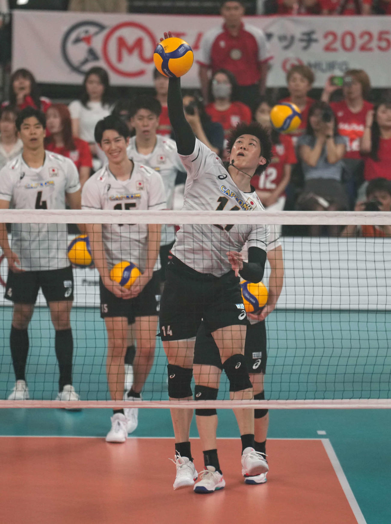 日本対ブルガリア　ウオーミングアップを行う石川（右）（撮影・小島史椰）