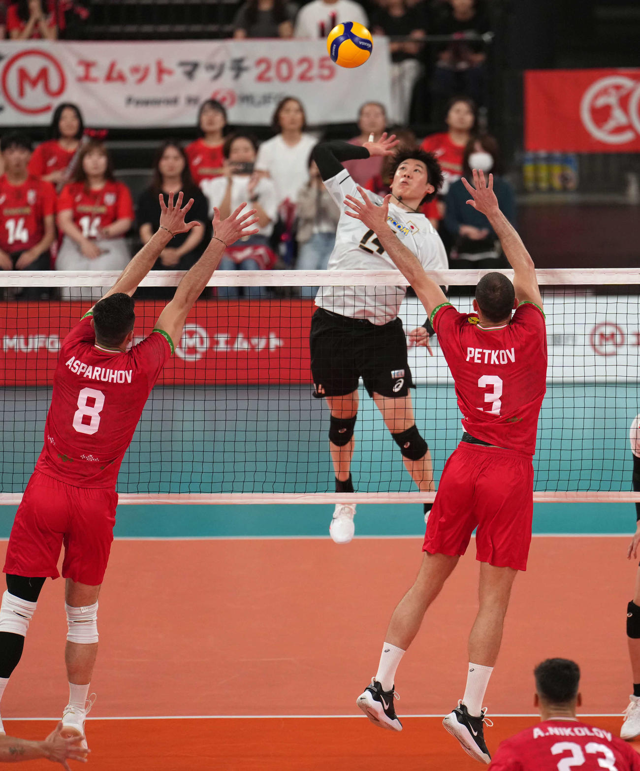 日本対ブルガリア　第1セット、スパイクを放つ石川（中央）（撮影・小島史椰）