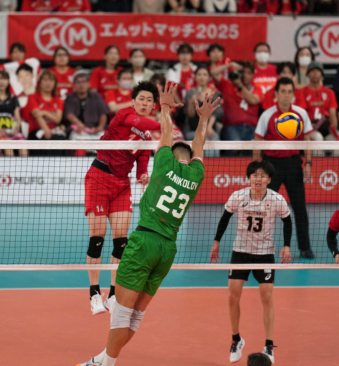 日本対ブルガリア第2セット、スパイクを決める石川（左）（撮影・小島史椰）
