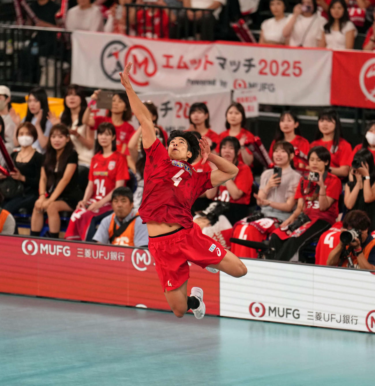 日本対ブルガリア第2セット、サーブを放つ宮浦（撮影・小島史椰）