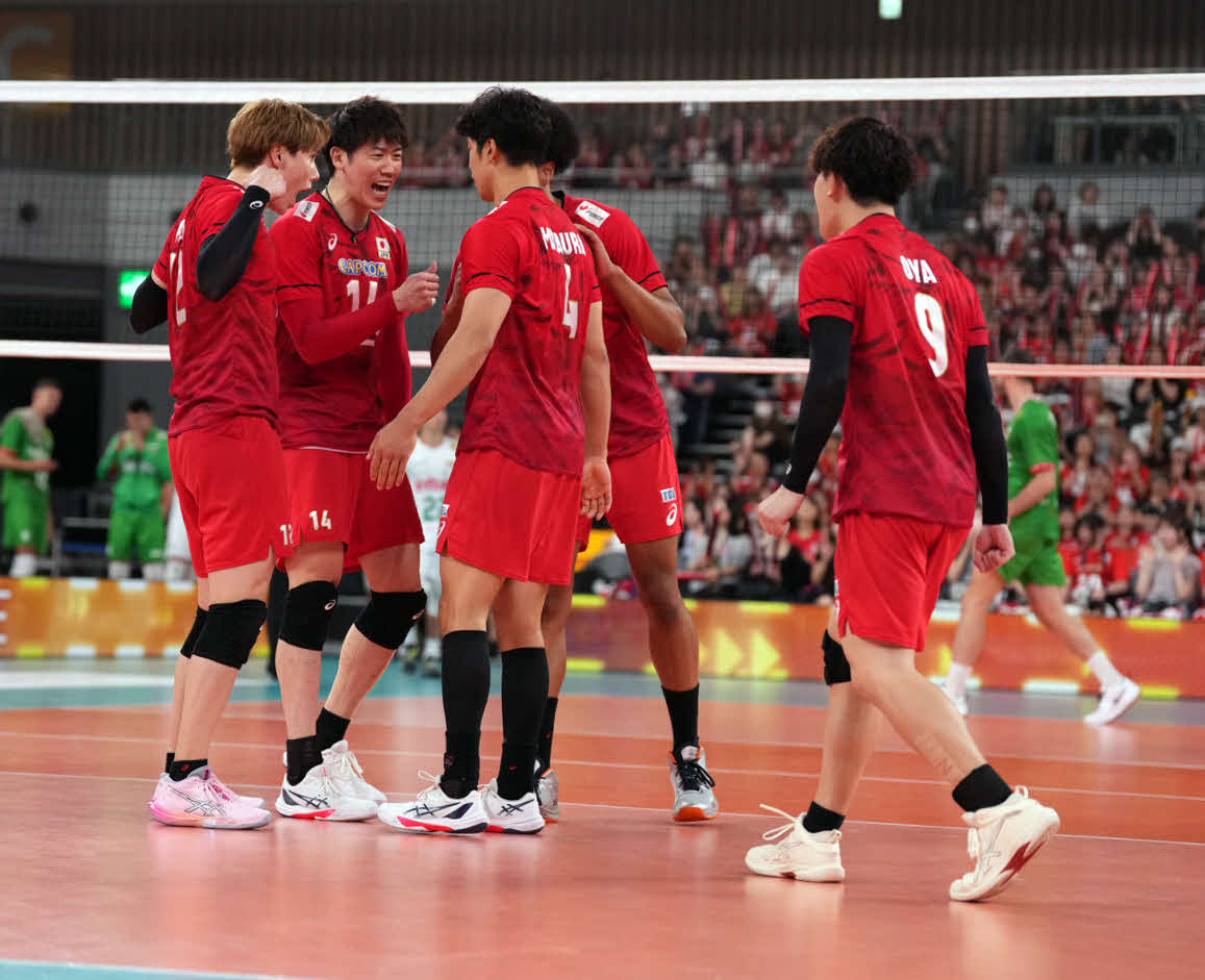 日本対ブルガリア第3セット、スパイクを決めた宮浦を笑顔で迎える日本代表（撮影・小島史椰）