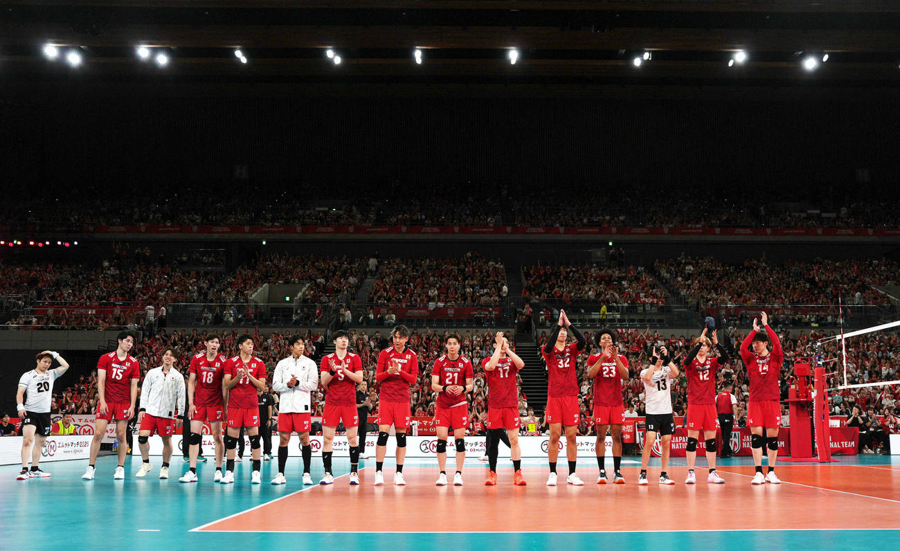 日本対ブルガリア　ブルガリアに勝利しあいさつをする日本代表の選手たち（撮影・小島史椰）