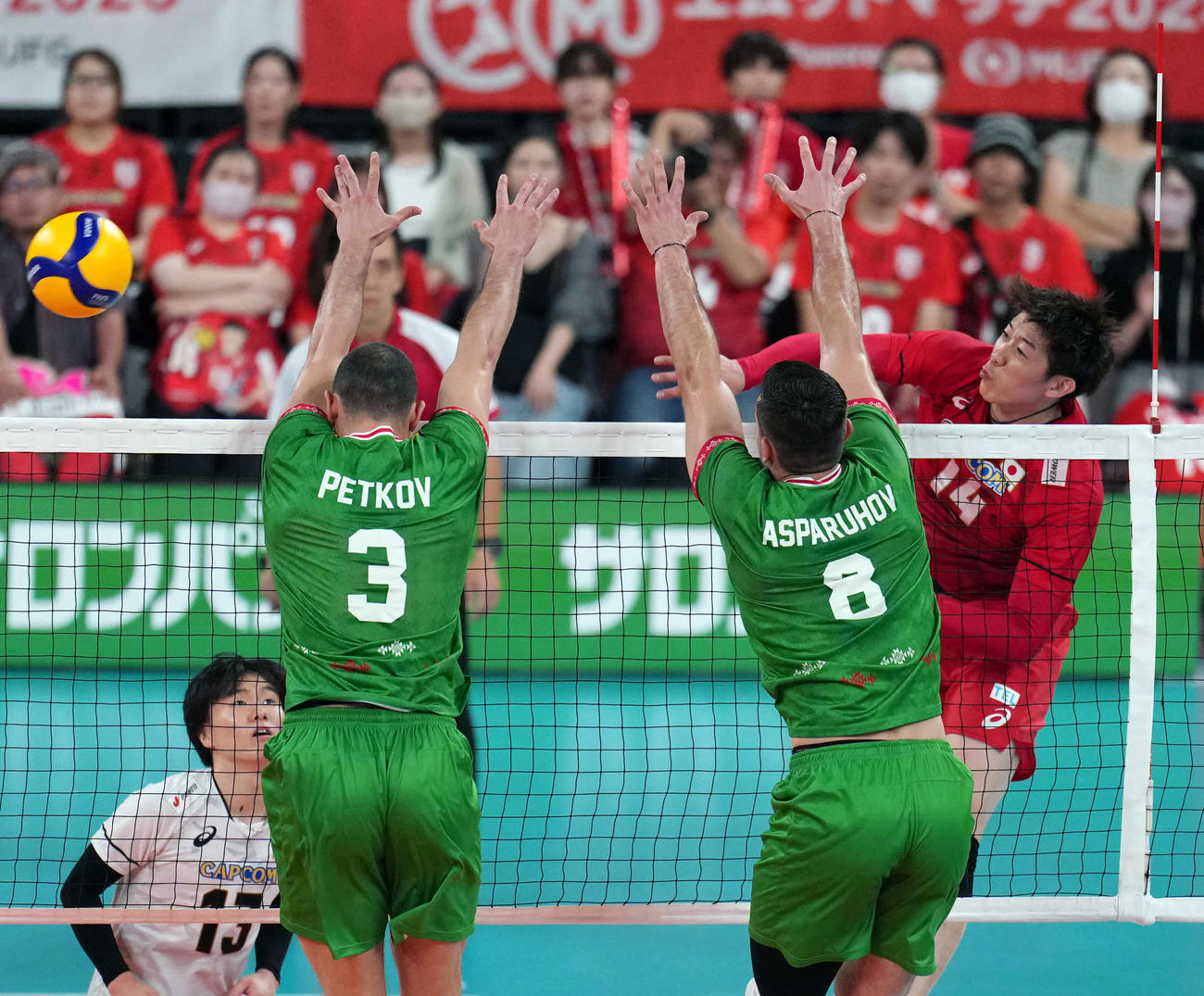 日本対ブルガリア　第1セット、スパイクを決める石川（右）（撮影・小島史椰）