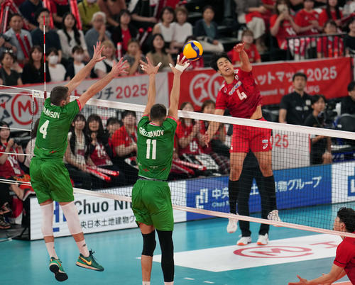 日本対ブルガリア第2セット、スパイクを放つ宮浦（右）（撮影・小島史椰）