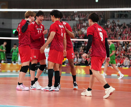 日本対ブルガリア第3セット、スパイクを決めた宮浦を笑顔で迎える日本代表（撮影・小島史椰）
