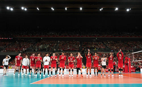 日本対ブルガリア　ブルガリアに勝利しあいさつをする日本代表の選手たち（撮影・小島史椰）