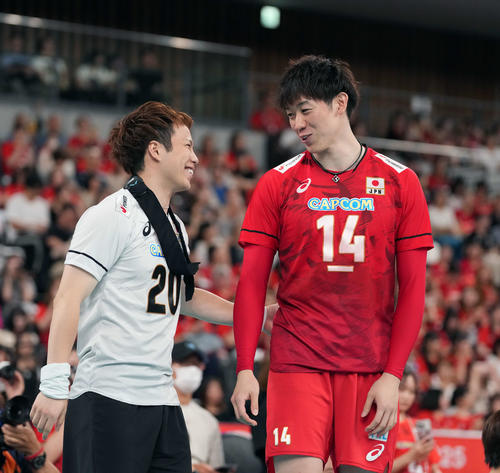日本対ブルガリア　ブルガリアに勝利し笑顔を見せる山本（左）と石川（撮影・小島史椰）