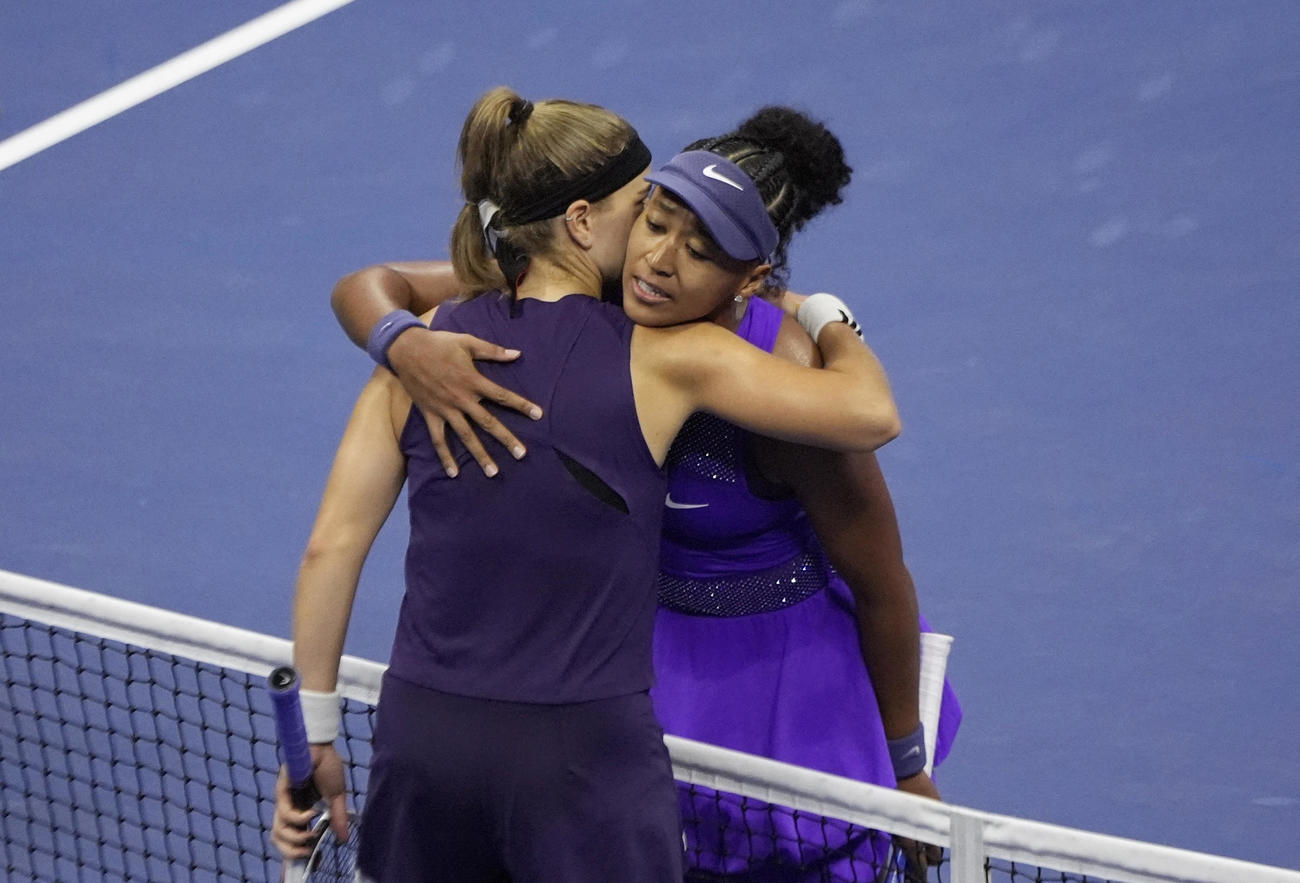 大坂なおみ（右）は全米オープン準々決勝で勝利すると対戦したムホバと健闘をたたえ合った（ロイター）