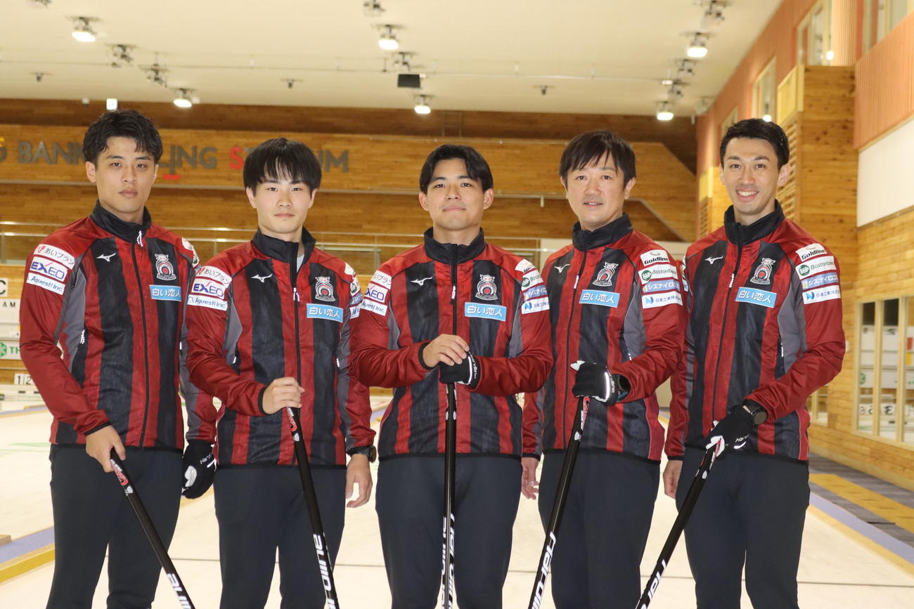 練習を公開したカーリング男子コンサドーレの選手たち。左から敦賀、大内、佐藤、阿部、清水（撮影・保坂果那）