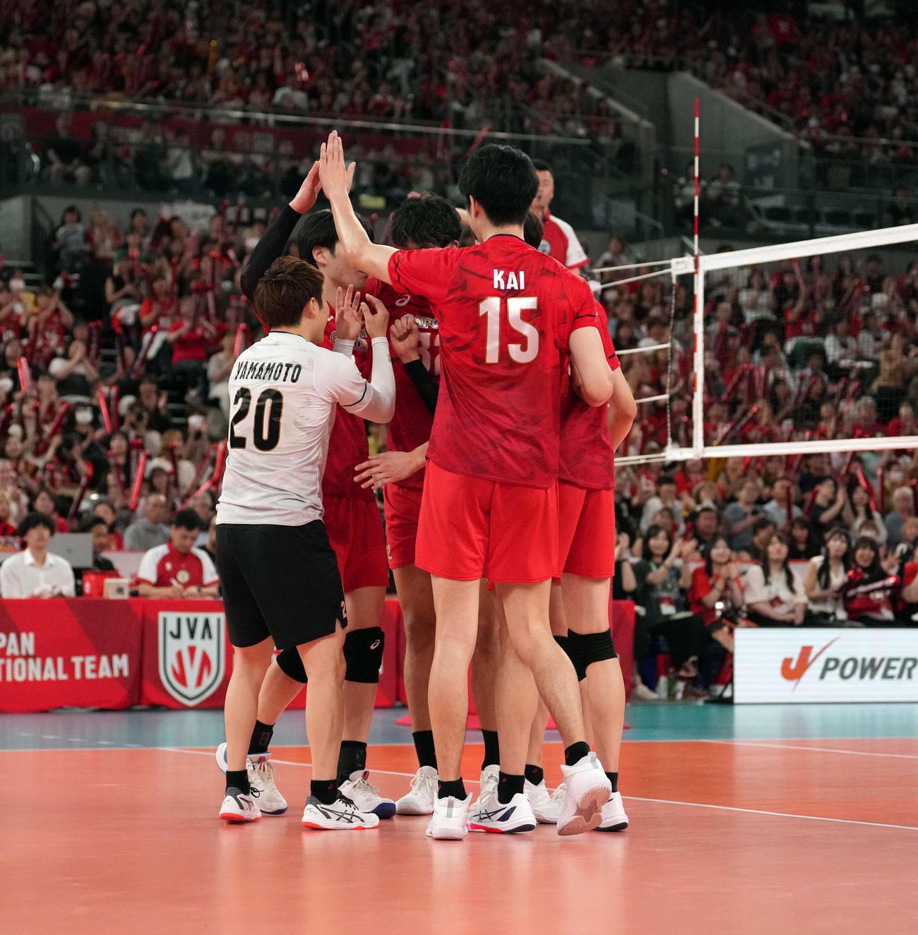 日本対ブルガリア第4セット、スパイクを決めた西山を笑顔で迎える日本代表（撮影・小島史椰）