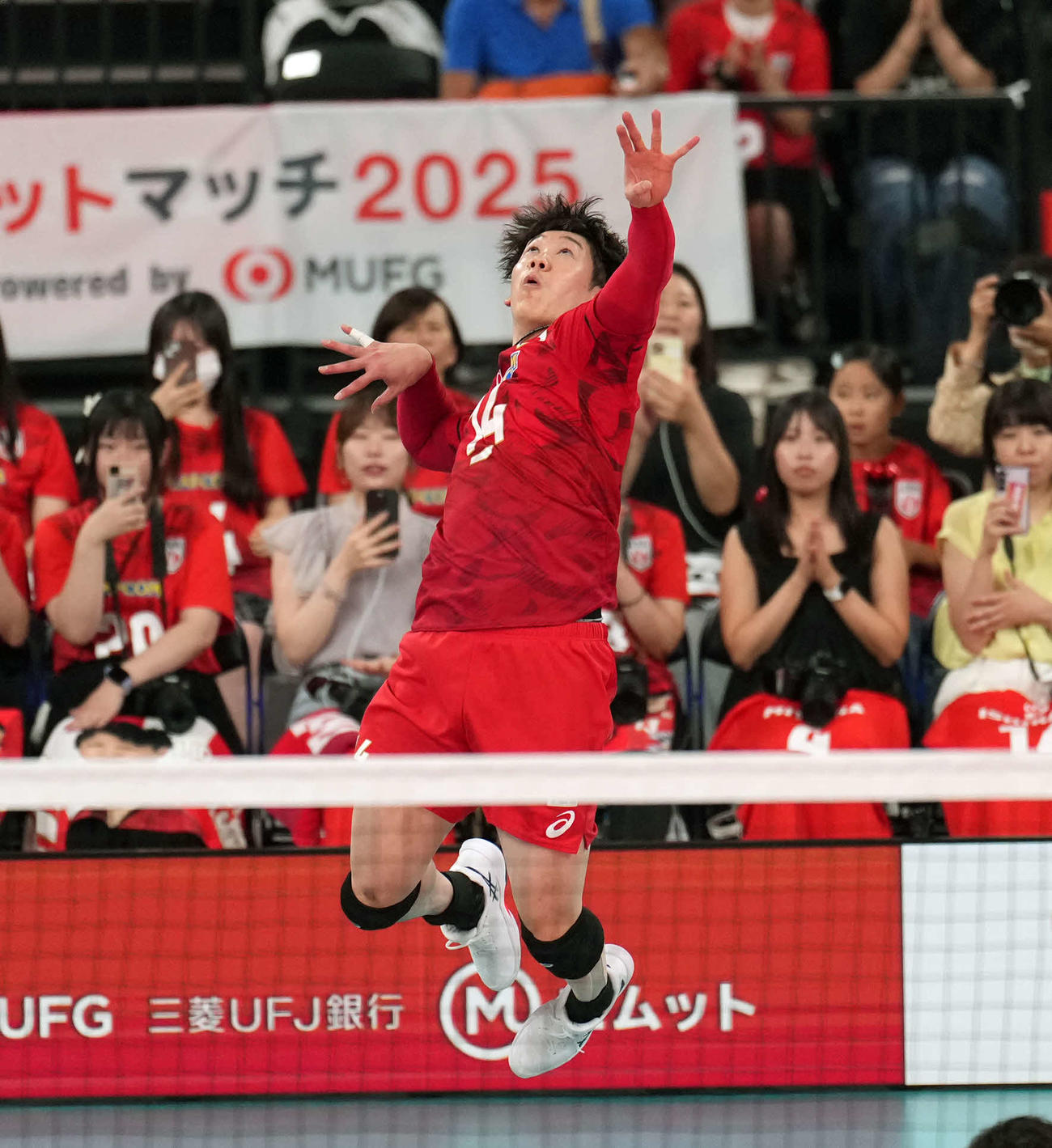 日本対ブルガリア第1セット、サーブを決める石川（撮影・小島史椰）