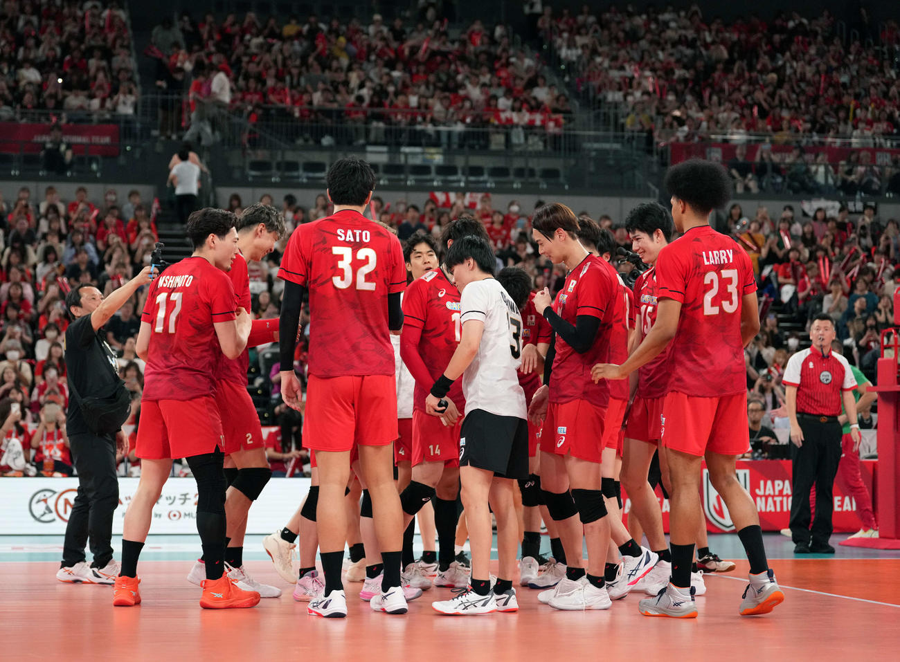 日本対ブルガリア　日本対ブルガリア　ブルガリアに勝利し円陣を組む日本代表の選手たち（撮影・小島史椰）