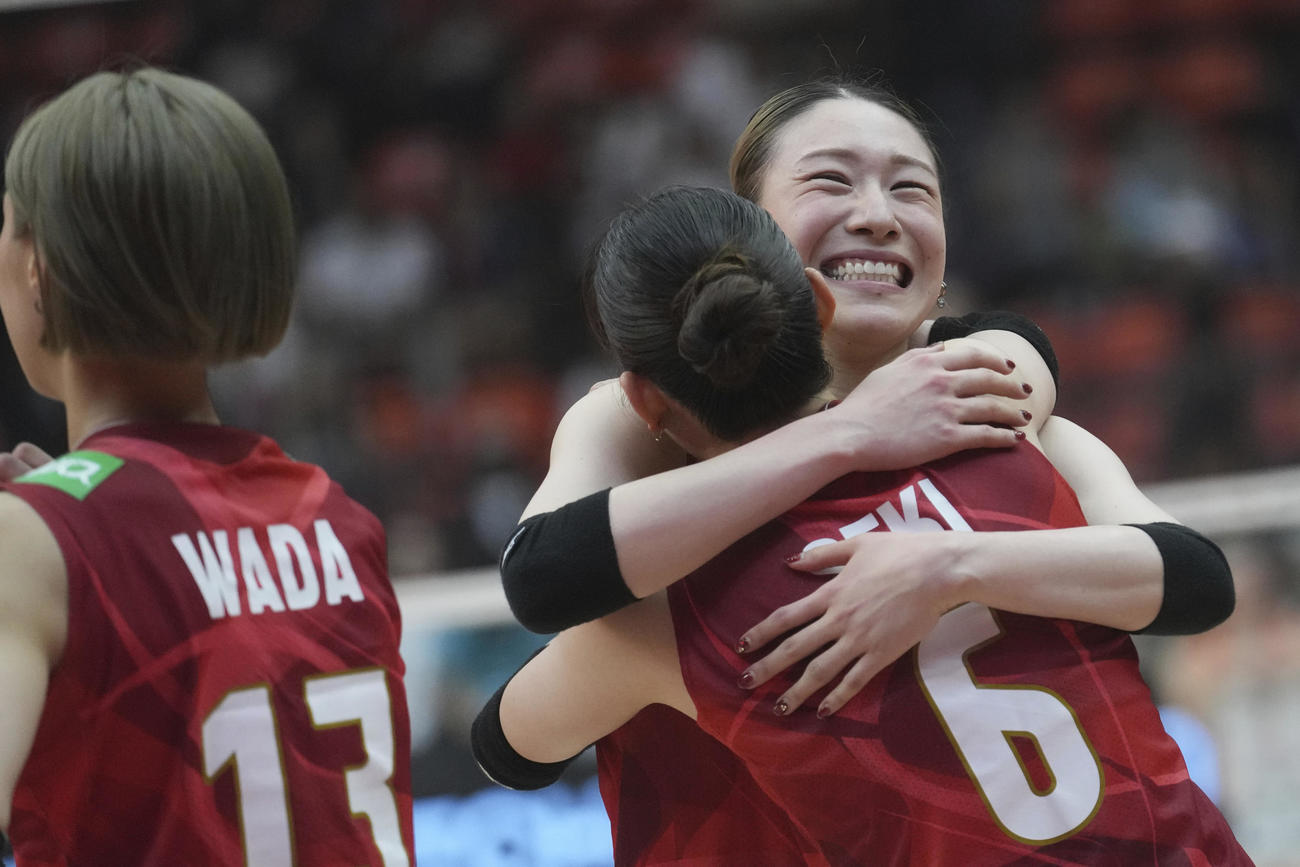 得点を挙げ喜びを爆発させる日本選手たち(AP）