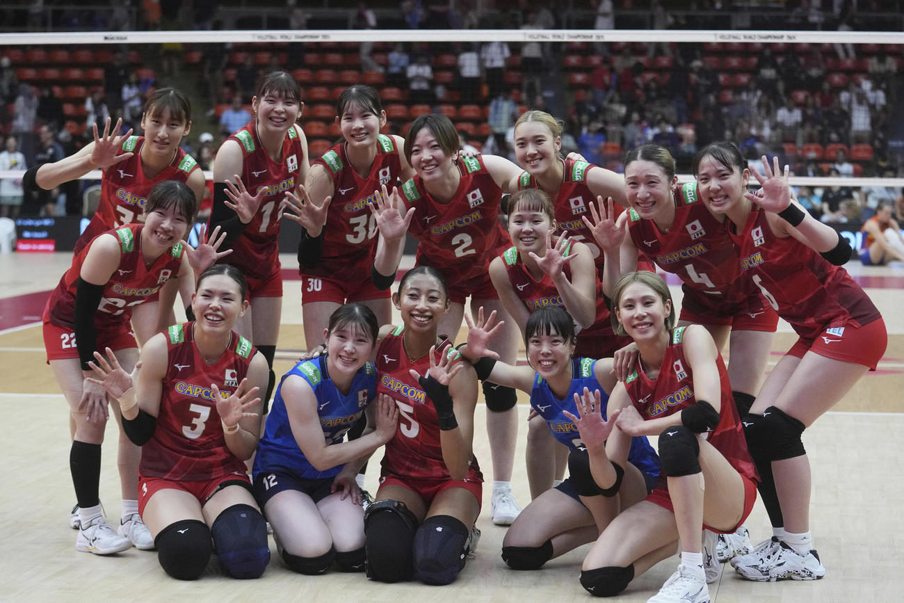 オランダに勝利し、記念撮影をする日本代表の選手たち（AP）