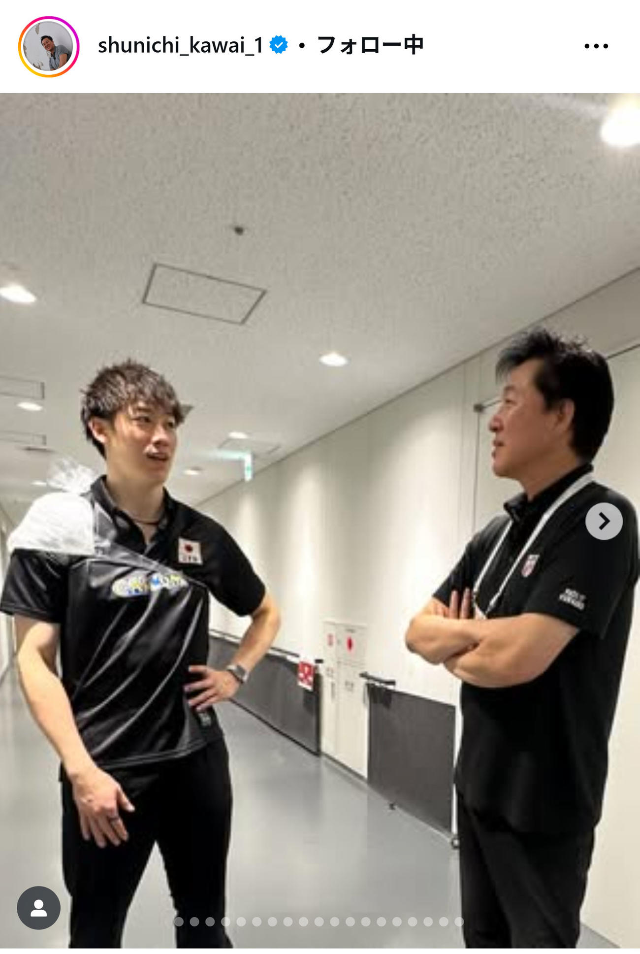 石川祐希主将と会話する川合俊一会長（インスタグラムから）