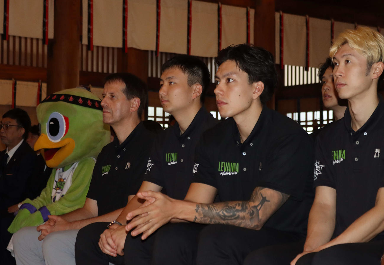 必勝祈願するレバンガ北海道の（左から）ロイブル監督、富永、ラモス、島谷（撮影・保坂果那）