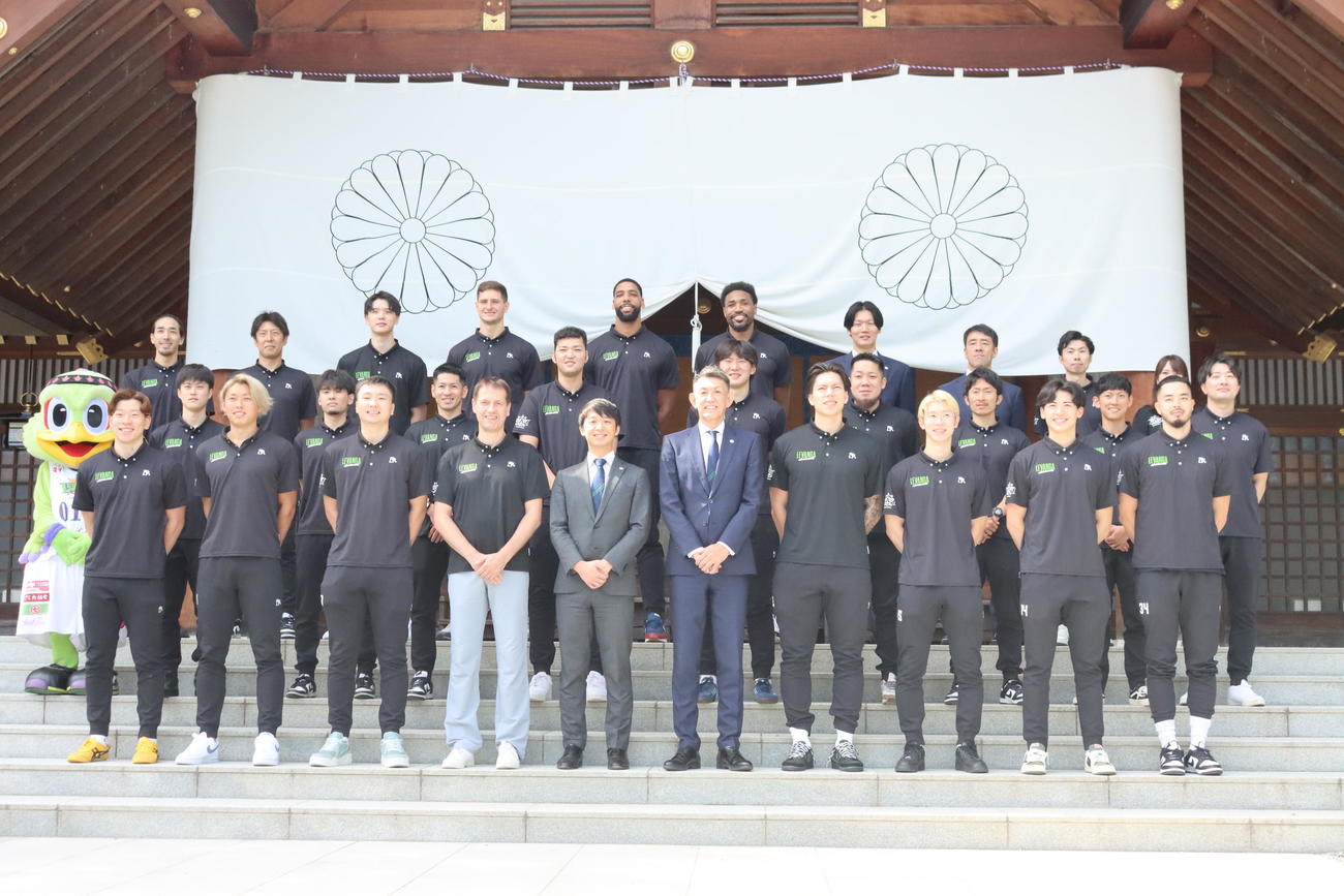 必勝祈願を行ったレバンガ北海道の選手、スタッフら（撮影・保坂果那）