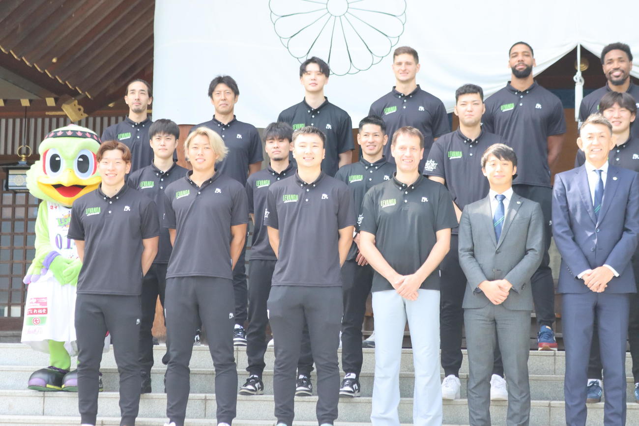 必勝祈願を行ったレバンガ北海道の選手、スタッフら。前列左から3人目は富永（撮影・保坂果那）