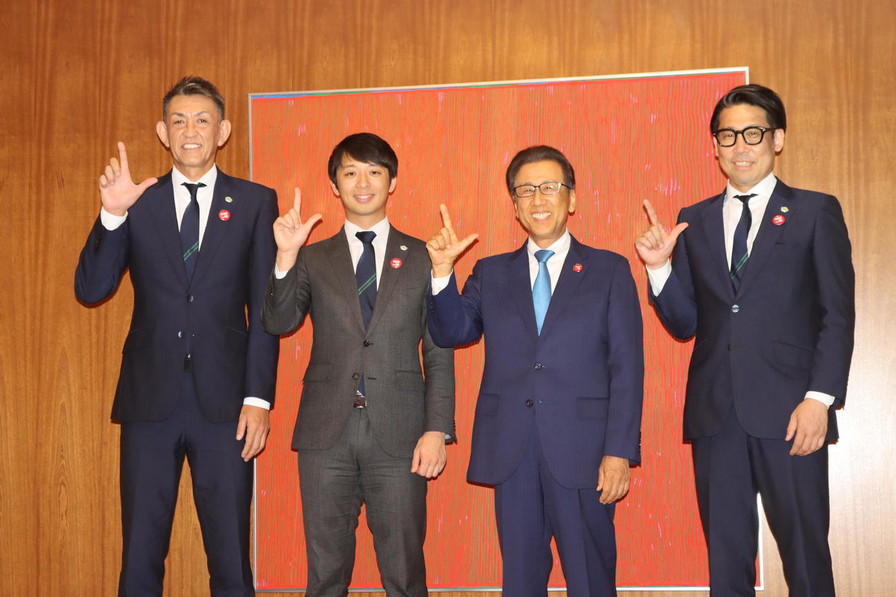 札幌市の秋元市長（左から3人目）を表敬訪問したレバンガ北海道の折茂社長（左端）、小川会長、横田副社長は「レバンガポーズ」をする