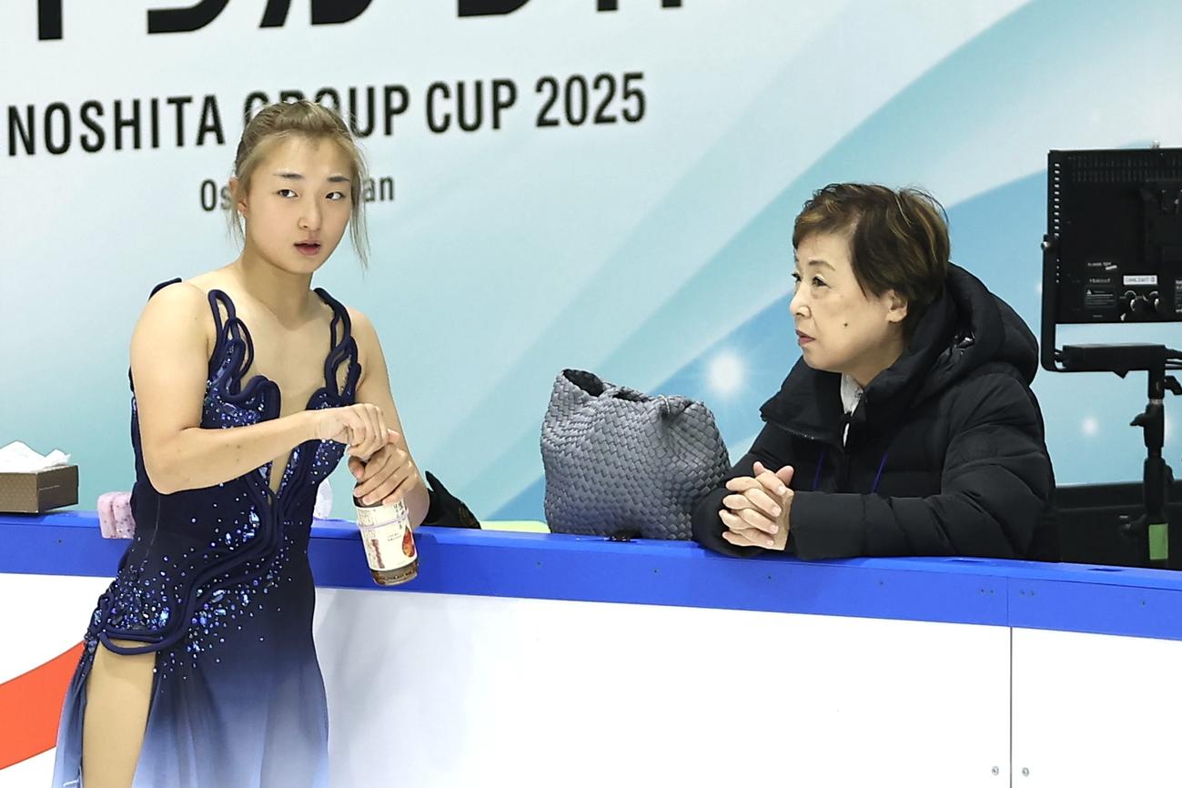 女子SPに向けた練習で中野コーチ（右）と言葉を交わす坂本（撮影・前田充）