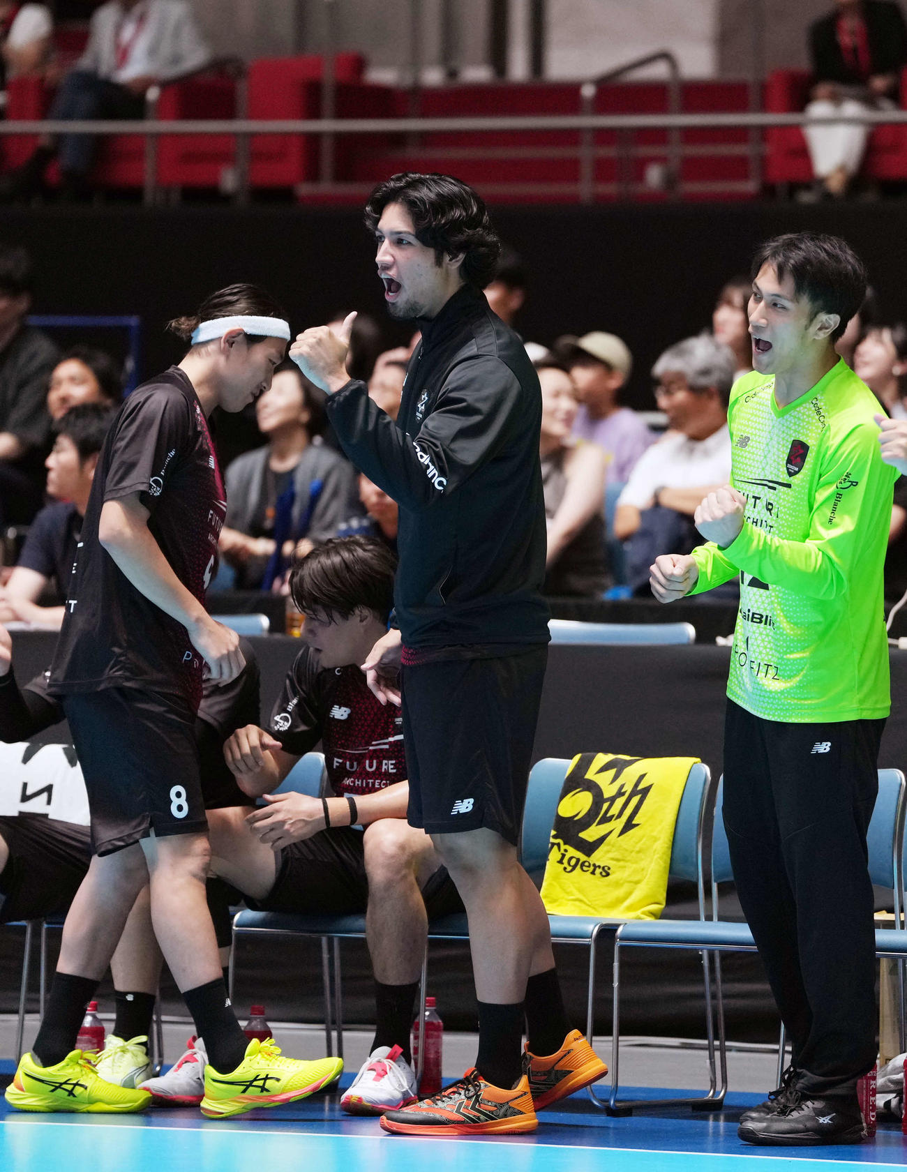 パリ・サンジェルマン戦で味方のシュートが決まりベンチで喜ぶ部井久アダム勇樹（中央）（撮影・小島史椰）
