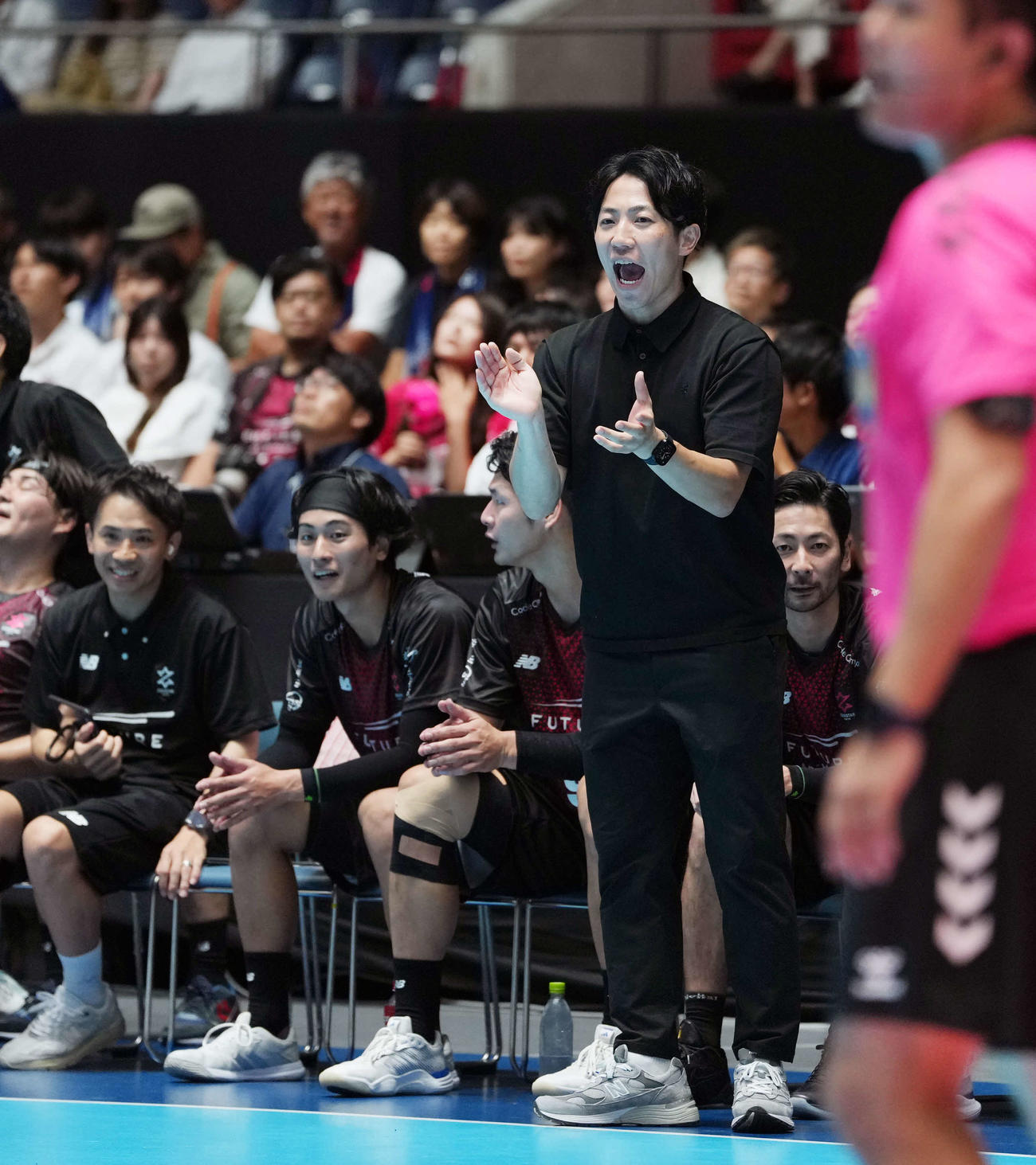 パリ・サンジェルマン戦で指示を出す佐藤智仁監督（撮影・小島史椰）