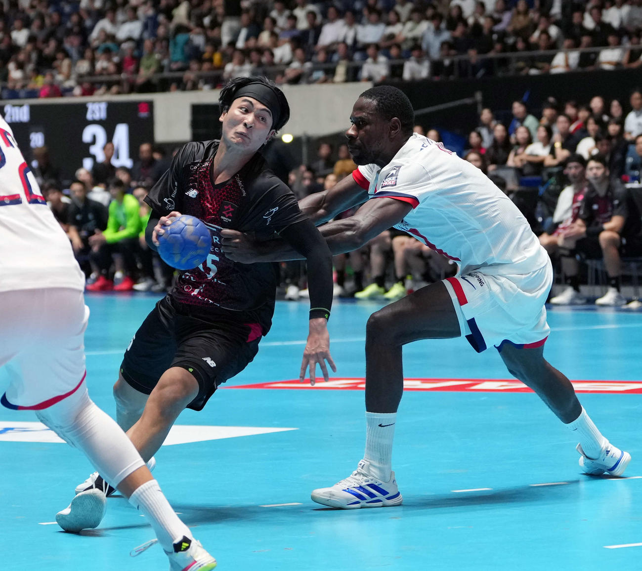 パリ・サンジェルマン戦で切れ込む伊禮雅太（撮影・小島史椰）