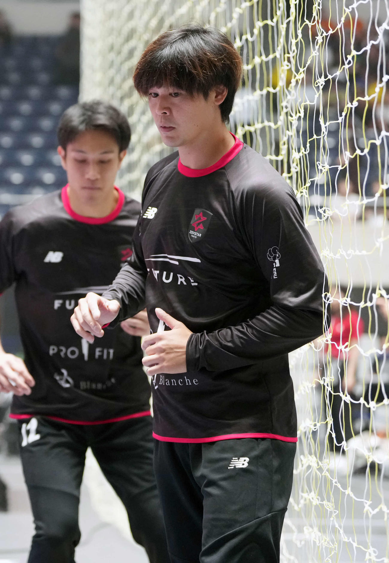 パリ・サンジェルマン戦前にウオーミングアップをするGK岩下祐太（右）（撮影・小島史椰）