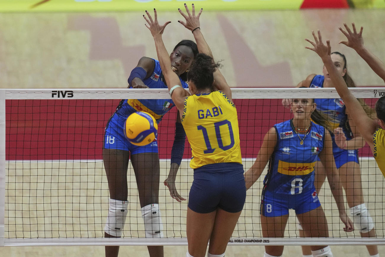 イタリア対ブラジル戦　イタリアのパオラ・オゲチ・エゴヌ（左）がブラジルのガブリエラ・ブラガ・ギマランイスに対してスパイクを打つ（AP ）Photo/Sakchai Lalit）