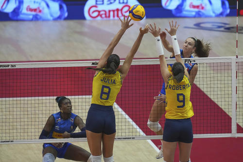 イタリア対ブラジル戦　イタリアのステラ・ネルヴィーニ（右）がブラジルのロベルタ・シルバ・ラツケ（右）とジュリア・ガンバット・クディエスを相手にスパイクを打つ（AP）
