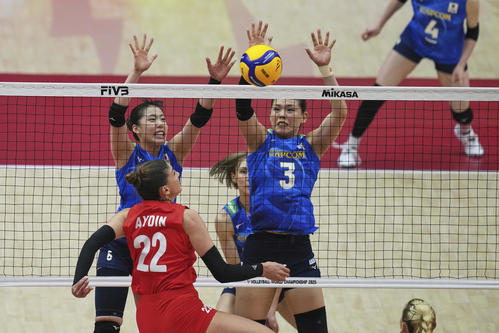 ブロックする島村春世（AP）