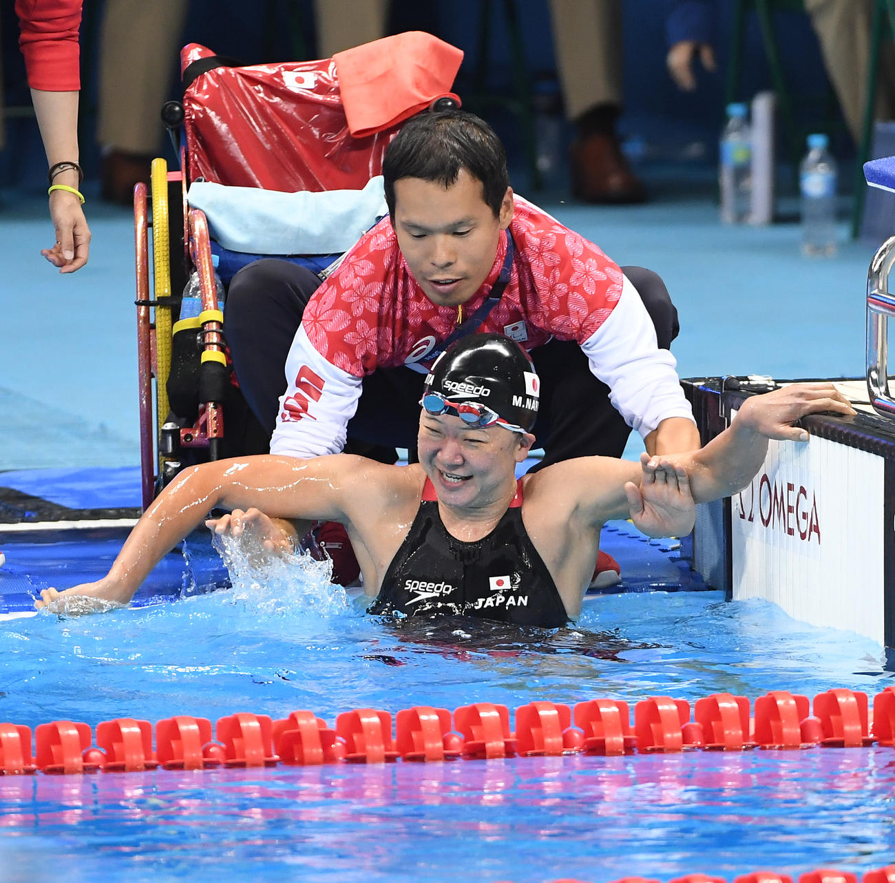 2016年9月16日、リオデジャネイロ・パラリンピック女子400メートルメドレーリレー（運動機能障害）決勝でアンカーを務めた成田真由美さんは笑顔でプールから出る