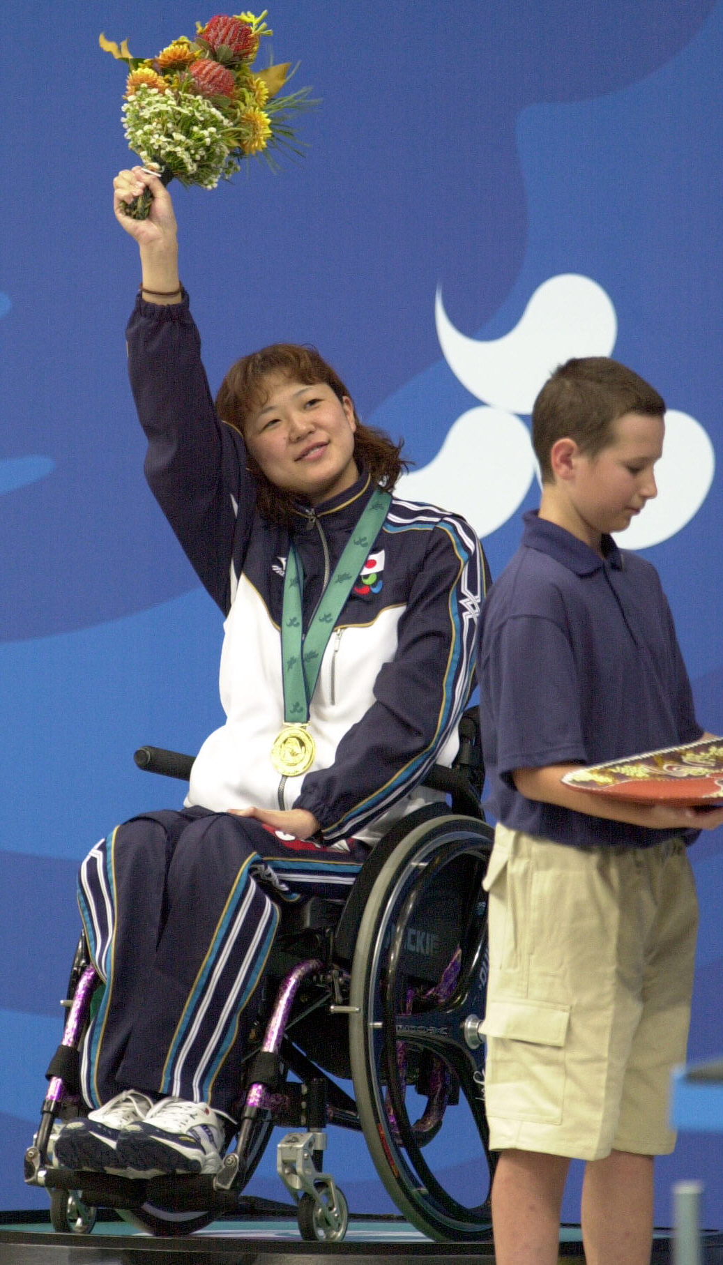 2000年10月20日、シドニーパラリンピックの水泳女子150メートル個人メドレー決勝で世界新を出した成田真由美さんは、表彰台で日本の応援団に手を振る