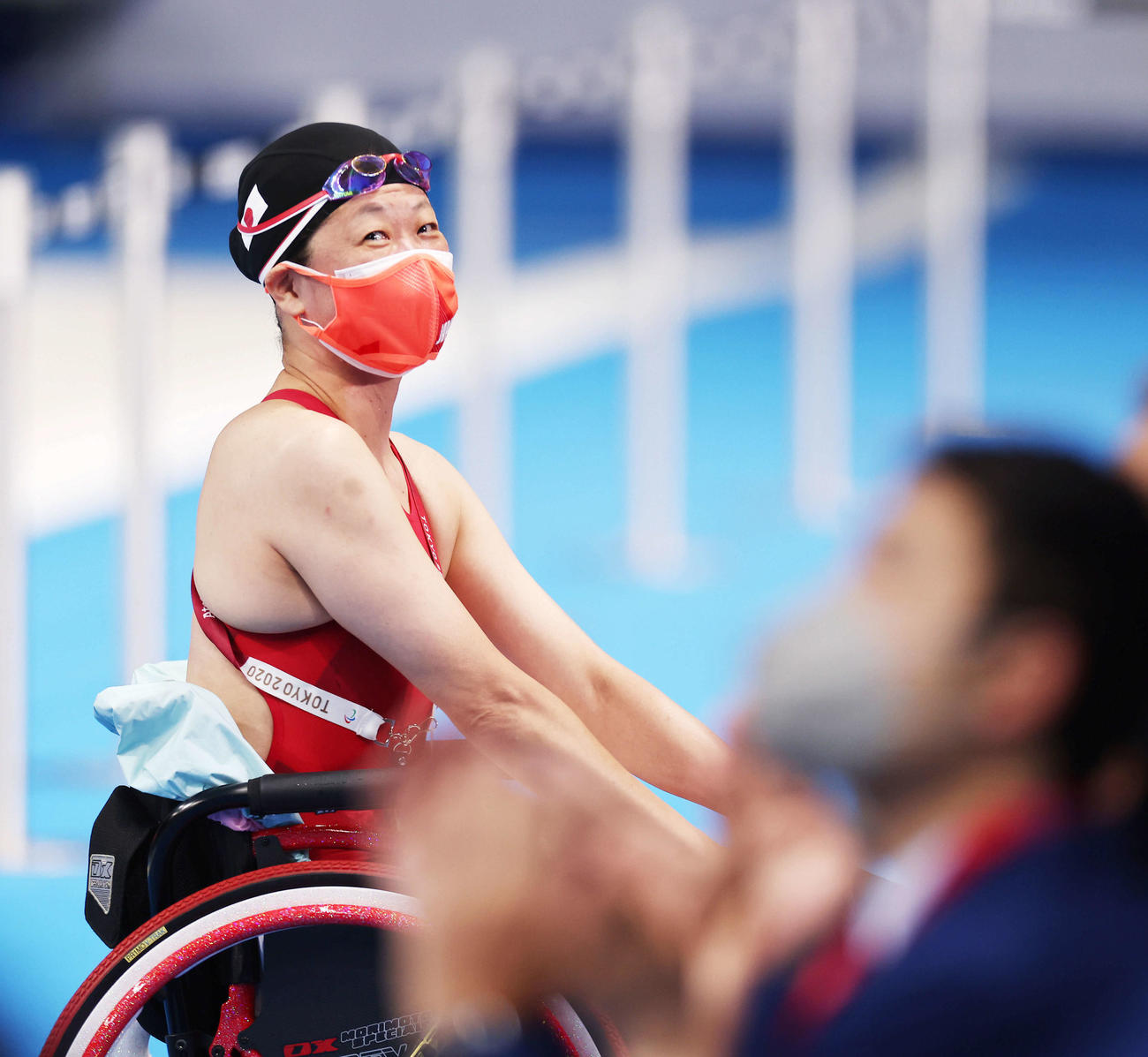 2021年8月30日、東京2020パラリンピック　競泳女子50メートル背泳ぎ（運動機能障害S5）決勝のレースを終え、笑顔でインタビューに答える成田真由美さん