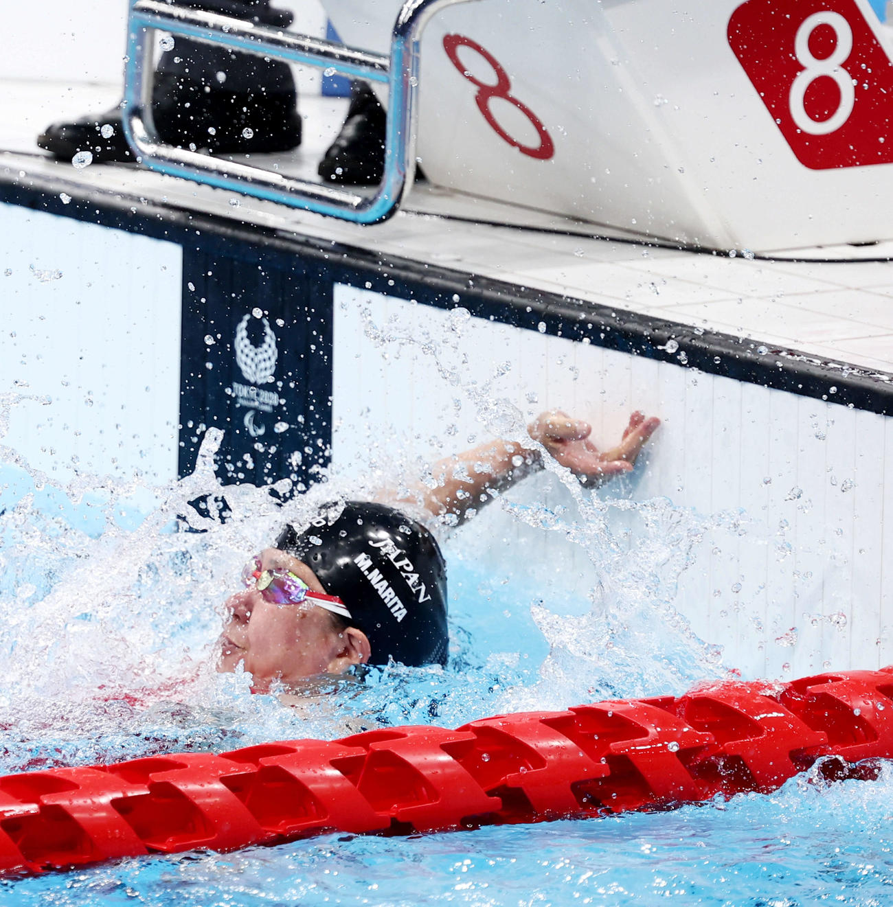 2021年8月30日、東京2020パラリンピック競泳女子50メートル背泳ぎ（運動機能障害S5）決勝でフィニッシュする成田真由美さん