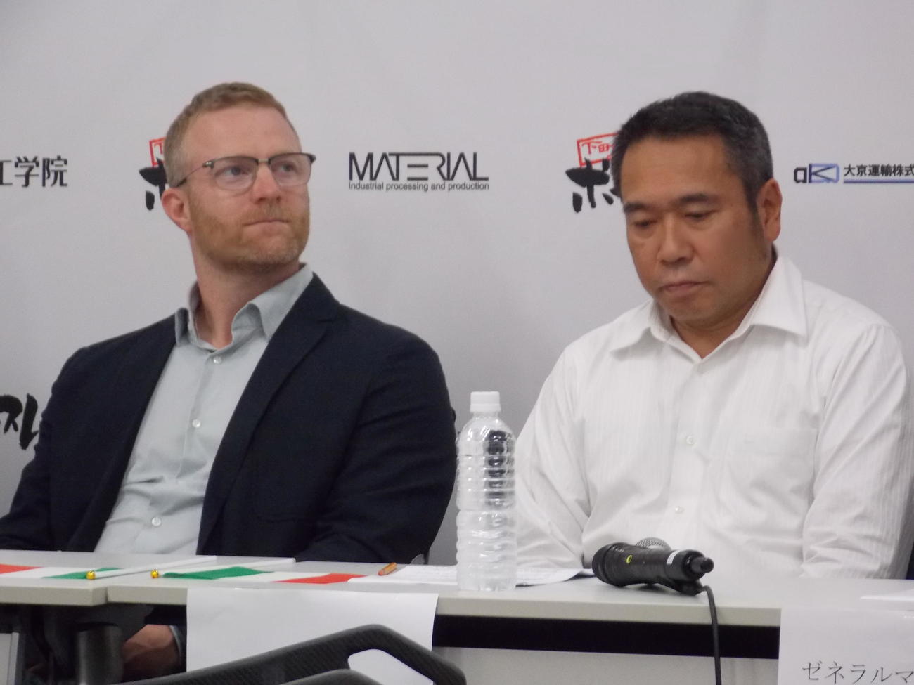 下町ボブスレー完成記者会見に出席したイタリアのマニュエル・マカタ監督（左）と下町ボブスレープロジェクトの黒坂浩太郎委員長（撮影・松本航）