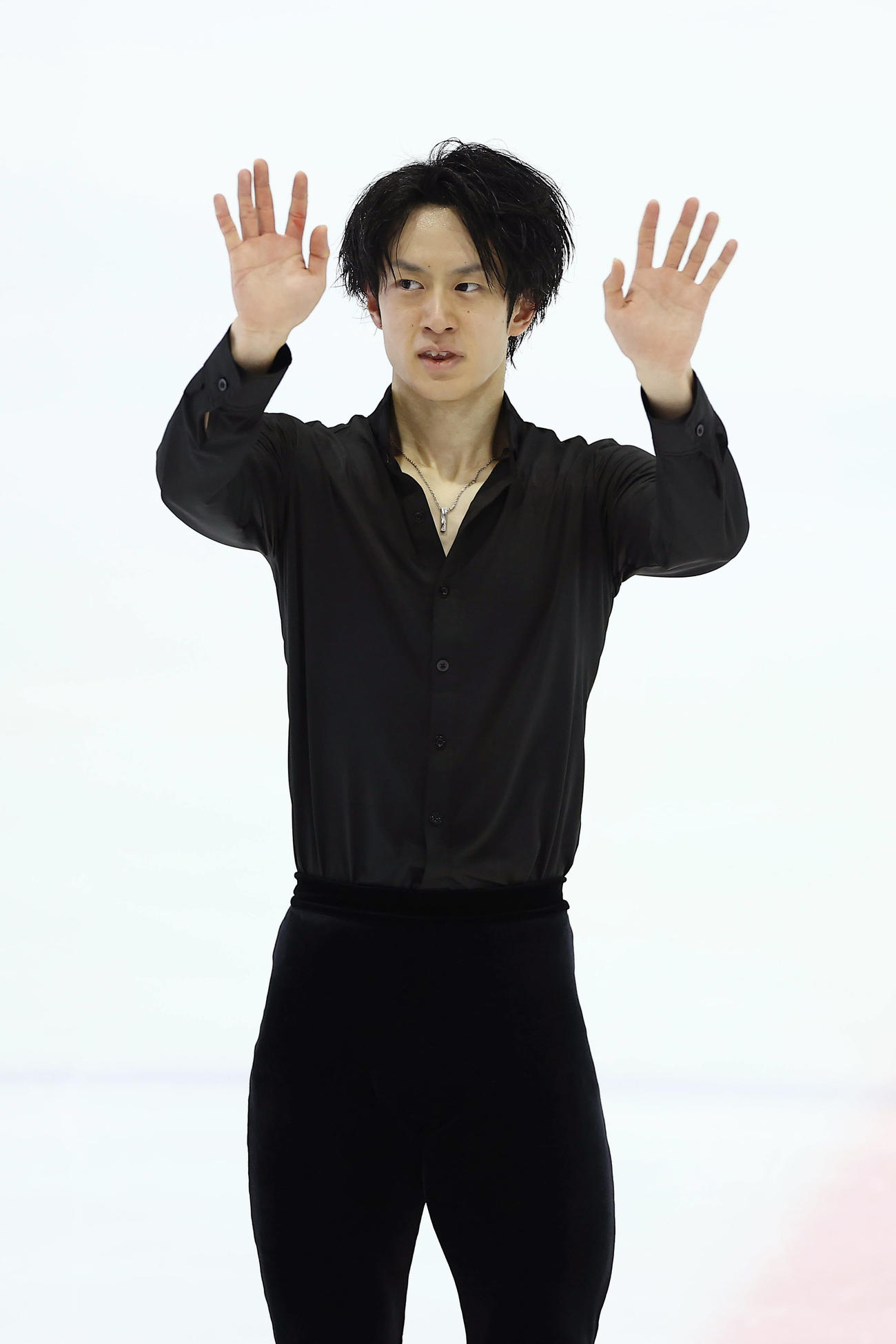 男子SPの演技を終え、観客に手を振る山本（撮影・前田充）
